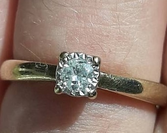 A vintage 9ct gold diamond solitaire