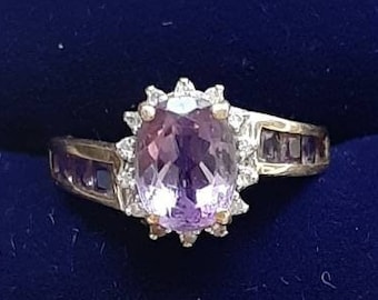Een vintage 9kt gouden ring met amethist en diamant
