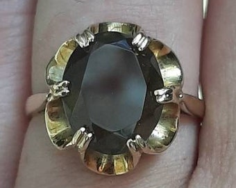 Een vintage 9kt gouden rookkwartsring