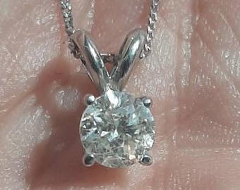 Een 14kt witgouden diamanten hanger