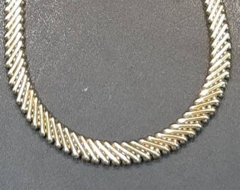 A vintage 9ct gold collarette