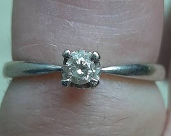 Een vintage 9kt witgouden diamanten ring