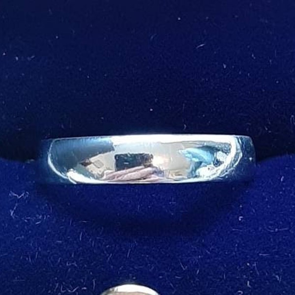 A vintage platinum wedding ring
