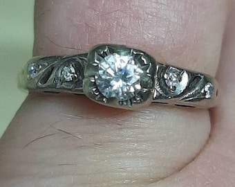 Een vintage 14kt witgouden diamanten ring