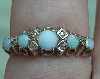 Een vintage 9kt gouden ring van opaal en diamant