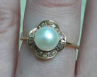 A vintage 18ct gold cultured pearl and diamond ring