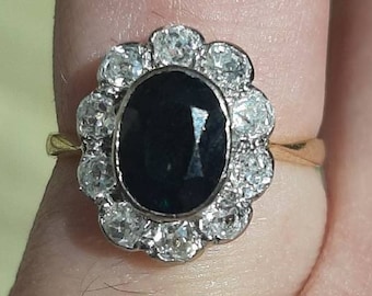 Un anello antico in oro 18 carati, platino, zaffiro e diamanti