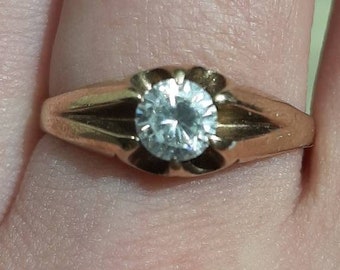 A vintage 9ct gold cubic zirconia ring