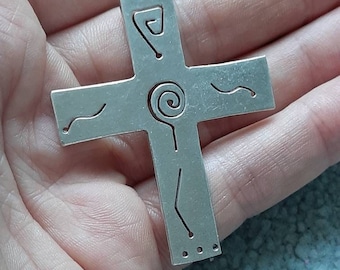 Un grand pendentif croix en argent