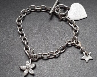 Una pulsera vintage de plata maciza con dijes