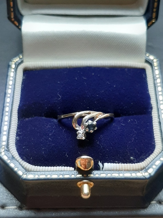 A vintage 9ct gold sapphire and diamond ring - image 9