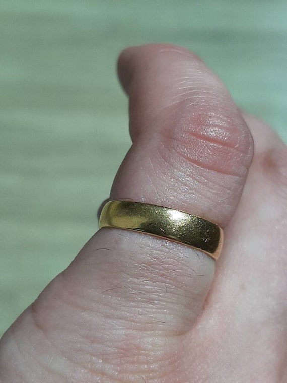 An Antique 22ct gold wedding ring - image 9