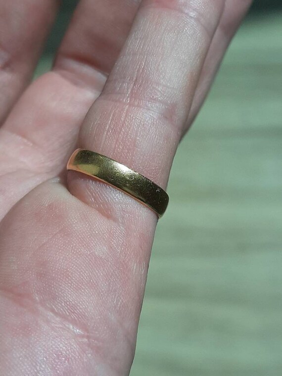 An Antique 22ct gold wedding ring - image 10