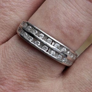 Ein Vintage 9 Karat Weißgold Diamant zweireihiger halber Eternity Ring