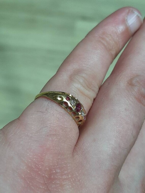 An 18ct gold Edwardian ruby and diamond ring - image 7