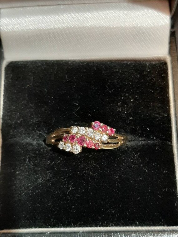 A vintage 9ct gold and ruby and diamond ring - image 7