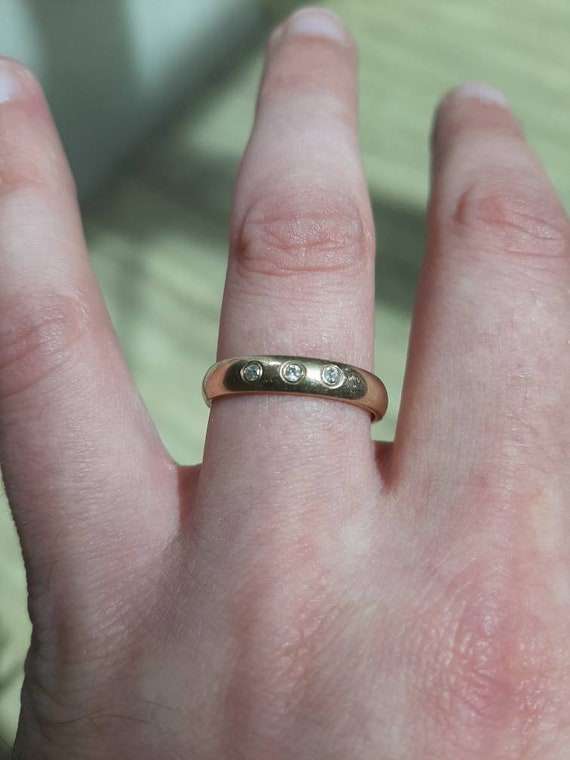 A vintage 9ct gold diamond ring - image 2