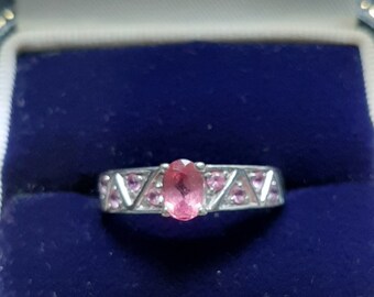 9カラットのホワイトゴールド、ピンクトルマリンとピンクサファイアの