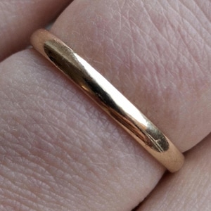 A vintage 9ct gold wedding ring