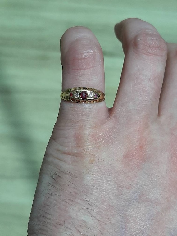 An 18ct gold Edwardian ruby and diamond ring - image 4