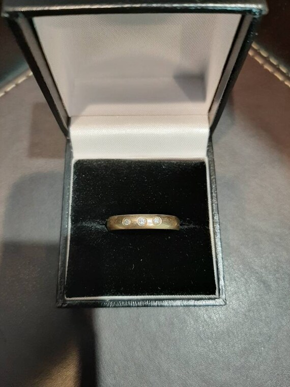 A vintage 9ct gold diamond ring - image 6