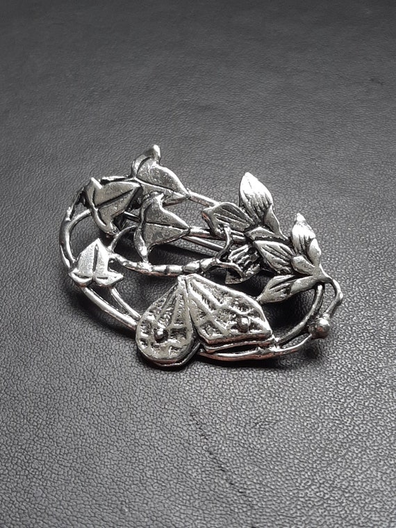 An Art Nouveau silver brooch - image 8