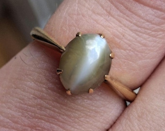 Reserved for Teinna.  An antique 18ct gold chrysoberyl cat's eye ring.