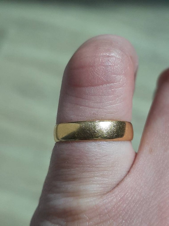 An Antique 22ct gold wedding ring - image 3