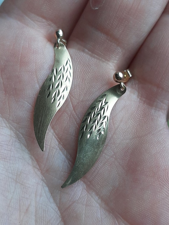 A vintage pair of 9ct wheat sheaf leaf gold drop … - image 2