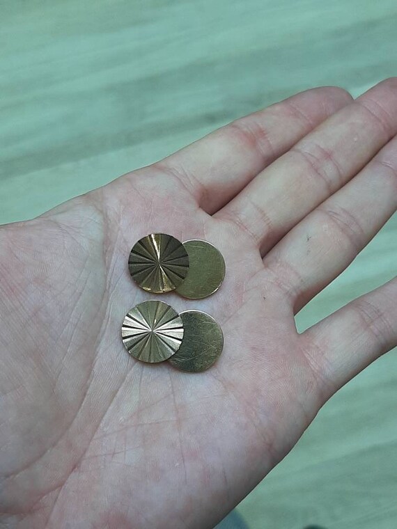 A vintage pair of 9ct gold cuff-links - image 4