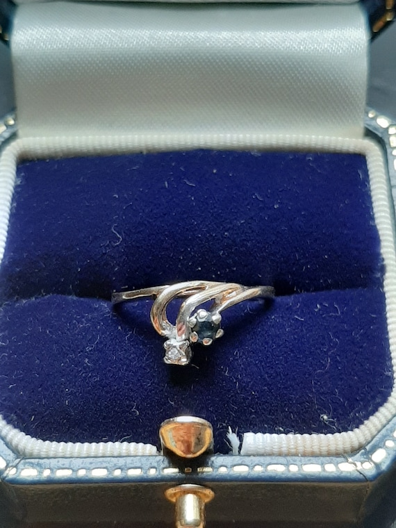 A vintage 9ct gold sapphire and diamond ring - image 8