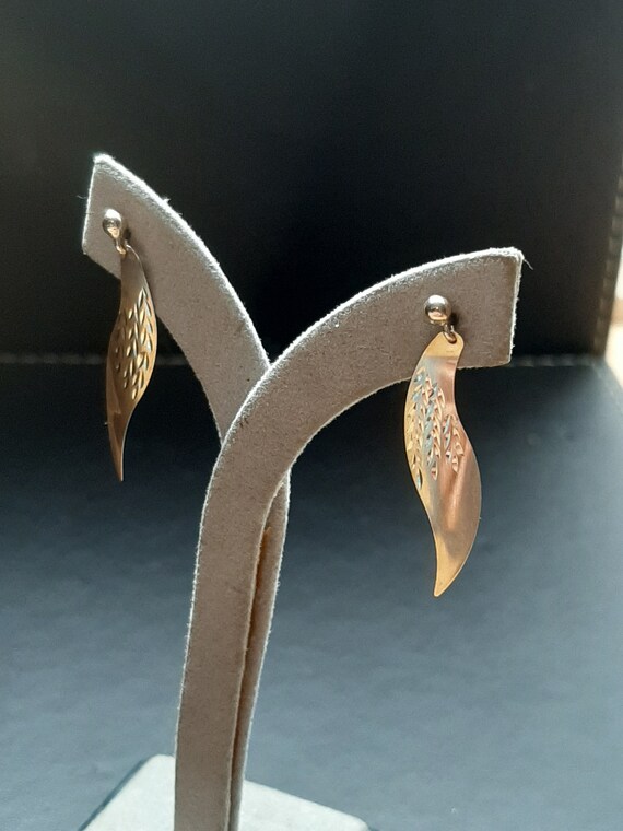 A vintage pair of 9ct wheat sheaf leaf gold drop … - image 6