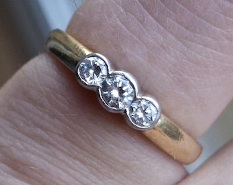 A vintage 18ct gold three stone diamond trilogy ring
