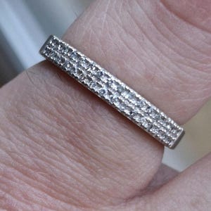 Ein Vintage 9 Karat Weißgold Diamant zweireihiger halber Eternity Ring
