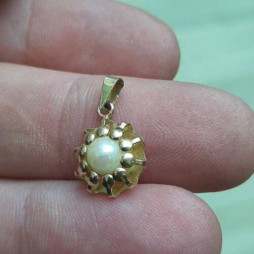 A vintage Finnish 14ct gold pearl pendant