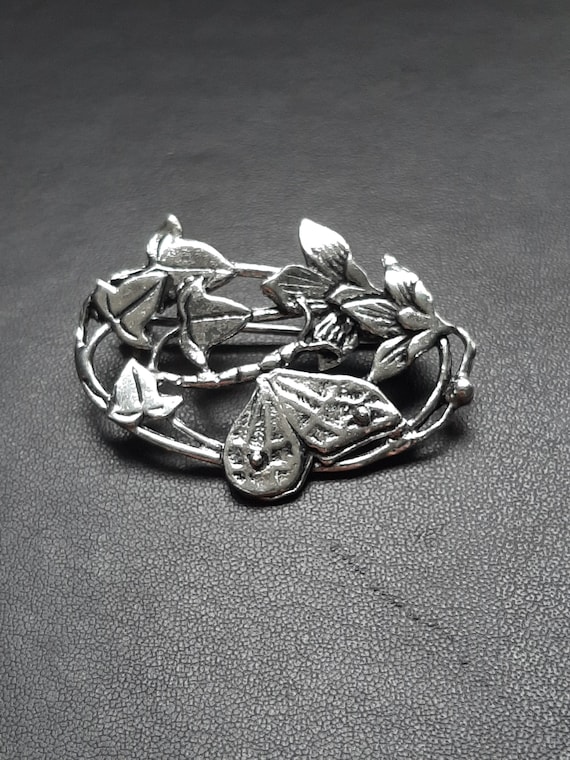 An Art Nouveau silver brooch - image 10