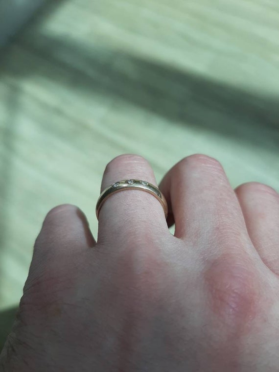 A vintage 9ct gold diamond ring - image 3