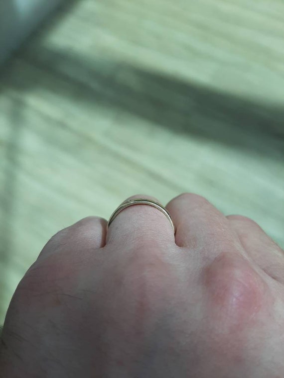 A vintage 9ct gold diamond ring - image 5