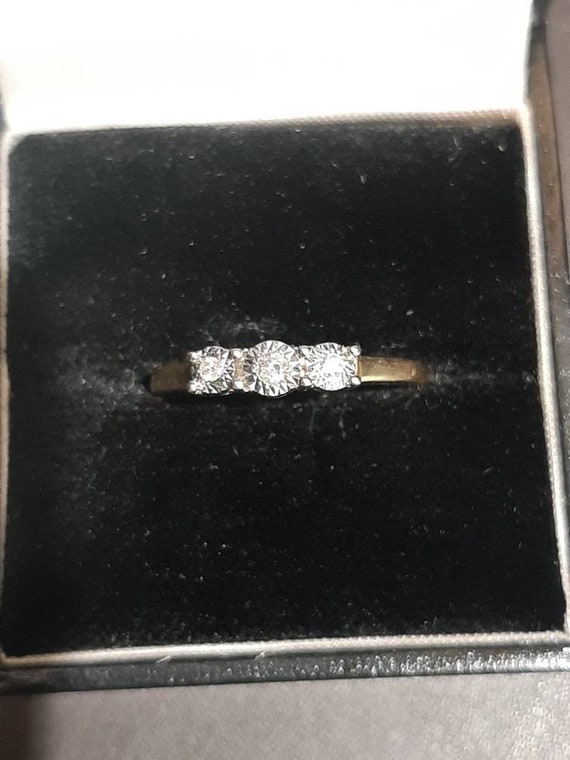 A vintage 9ct gold diamond three stone ring - image 3
