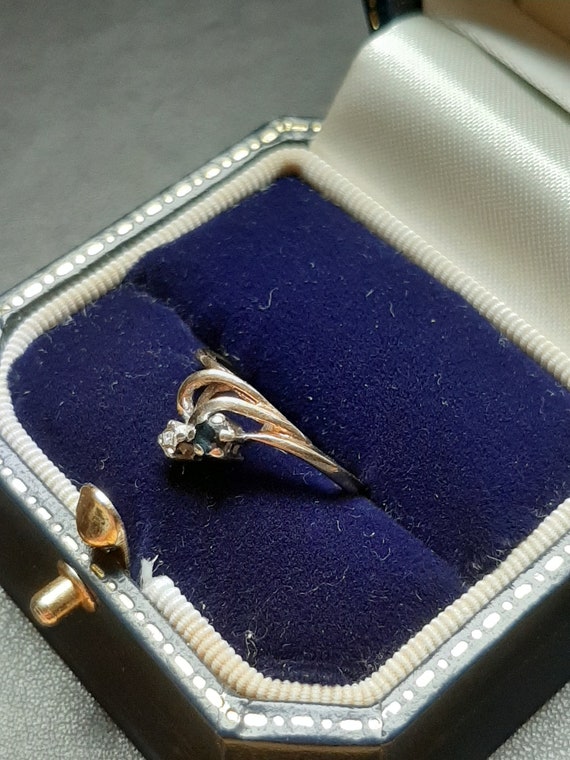 A vintage 9ct gold sapphire and diamond ring - image 7