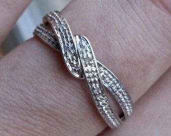 Anillo vintage de oro blanco de 9 quilates con banda cruzada de diamantes