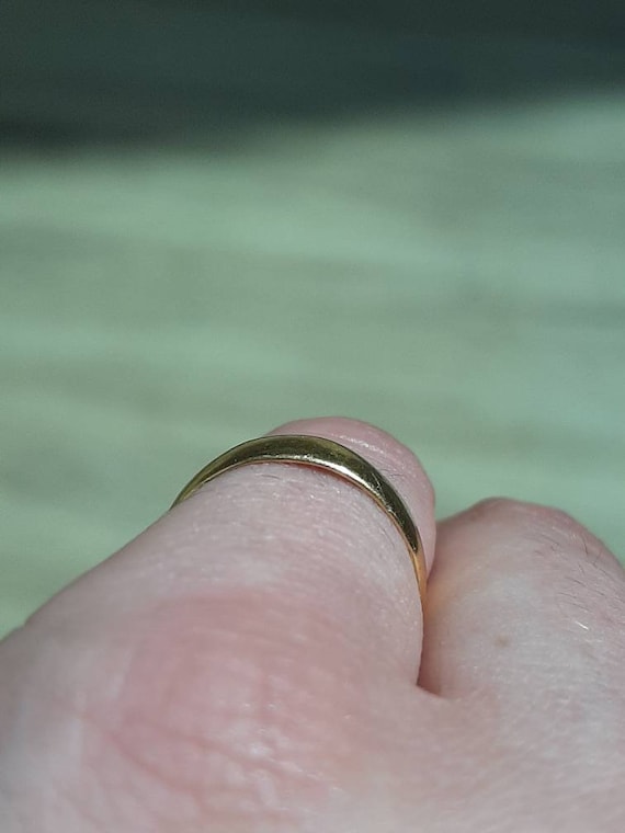 An Antique 22ct gold wedding ring - image 7