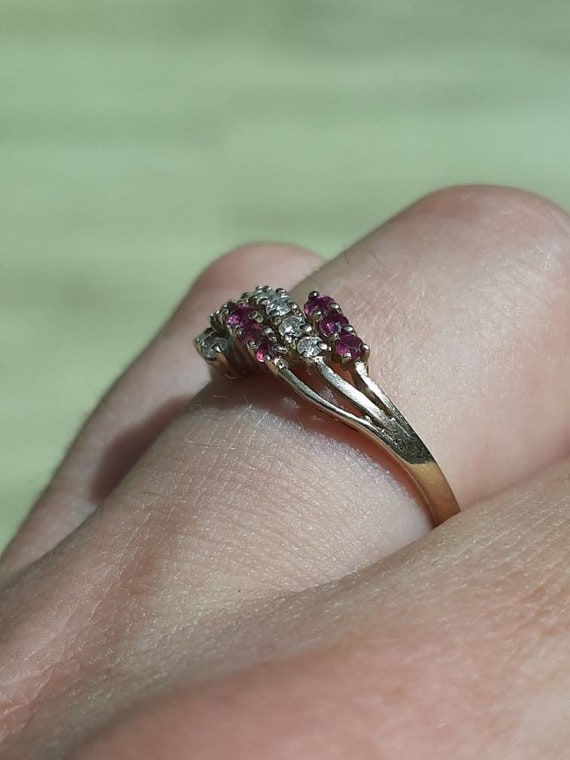 A vintage 9ct gold and ruby and diamond ring - image 9