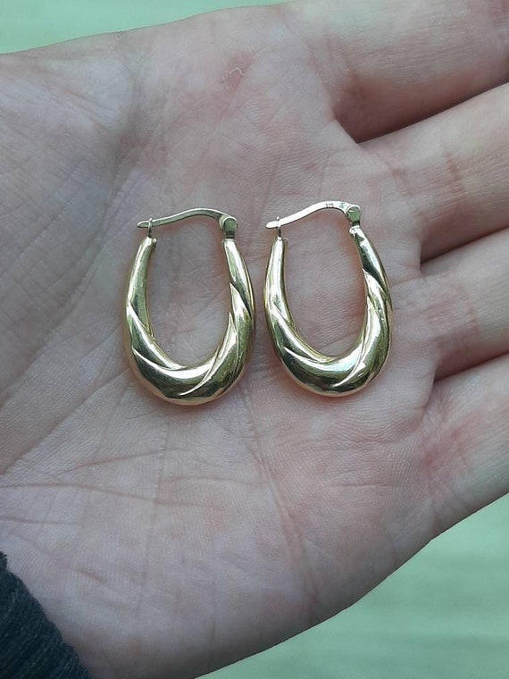 A vintage pair of 9ct gold hoop earrings - image 6