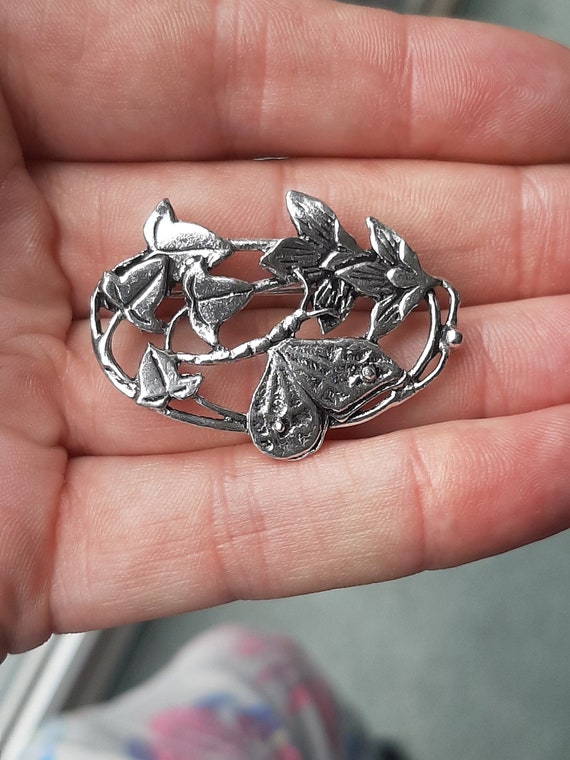 An Art Nouveau silver brooch - image 1