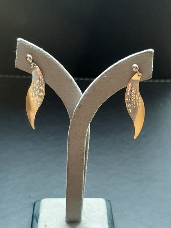 A vintage pair of 9ct wheat sheaf leaf gold drop … - image 10