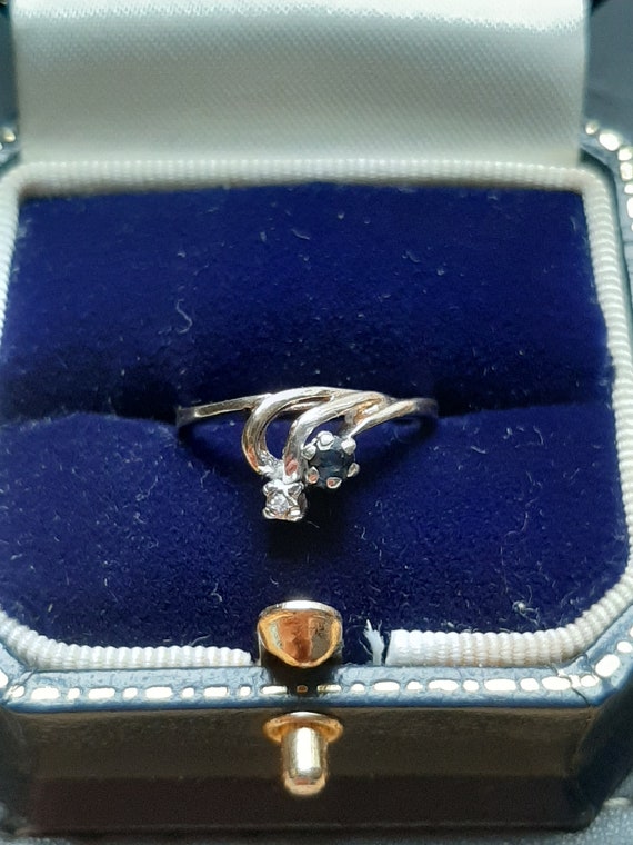 A vintage 9ct gold sapphire and diamond ring - image 10