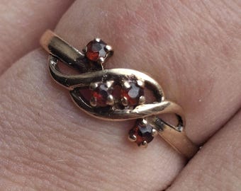 Un anello vintage in oro 9 carati con nodo di granato