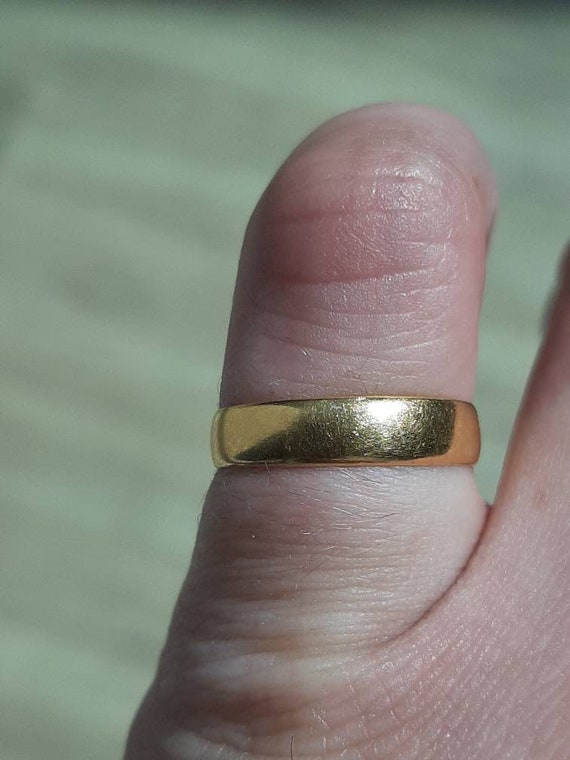 An Antique 22ct gold wedding ring - image 1