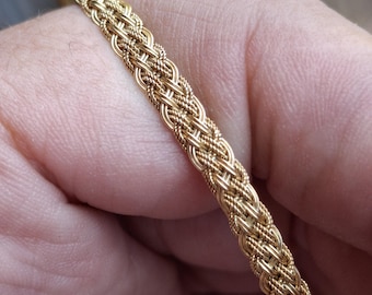 A vintage 18ct gold bangle